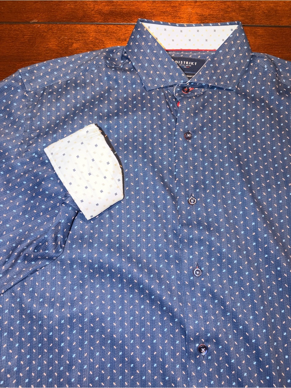 NWOT Distrikt Men’s M Blue Pattern Long Sleeve Button Shirt Contemporary Fit
